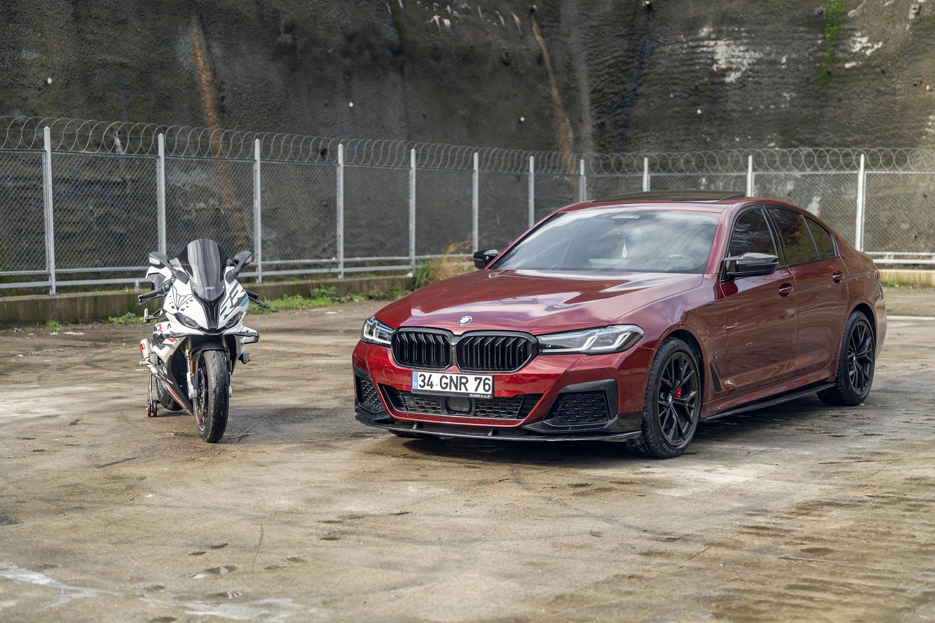 Maserati GranSport i GranTurismo: różnice, wady i który model ma większy sens Czerwone Maserati i sportowy motocykl zaparkowane na betonowym placu