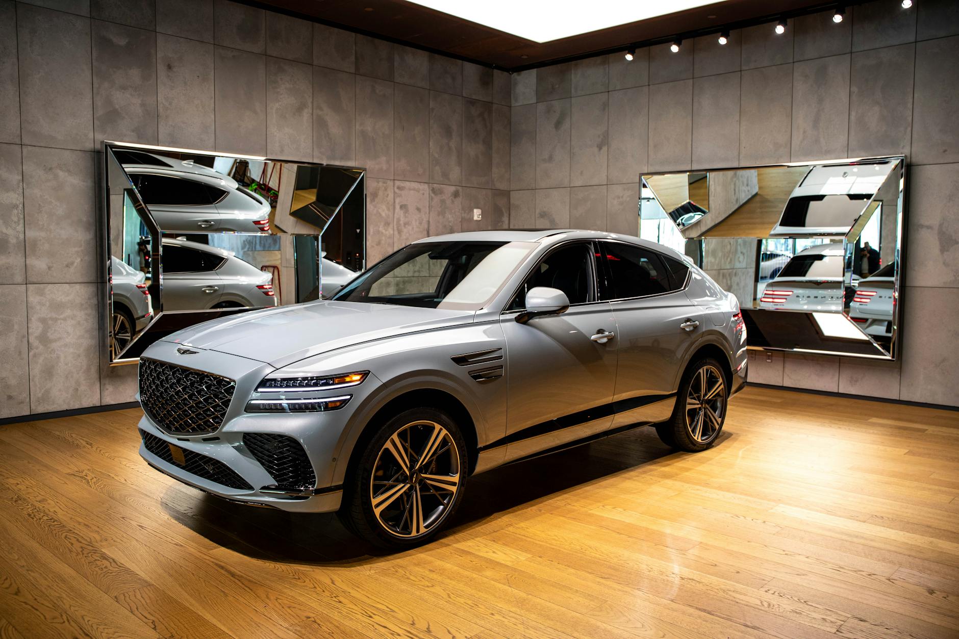 Używany Mercedes GLC 220d kontra benzyna: różnice w awariach, spalaniu i kosztach serwisu po 150 tys. Luksusowy SUV Mercedes-Benz GLC w nowoczesnym salonie samochodowym