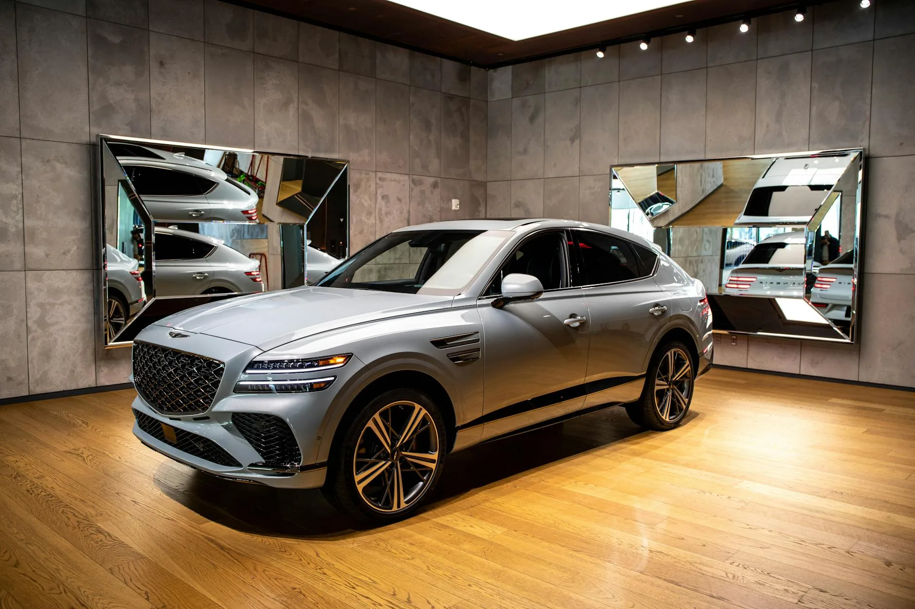 Luksusowy SUV Mercedes-Benz GLC w nowoczesnym salonie samochodowym Luksusowy SUV Mercedes-Benz GLC w nowoczesnym salonie samochodowym