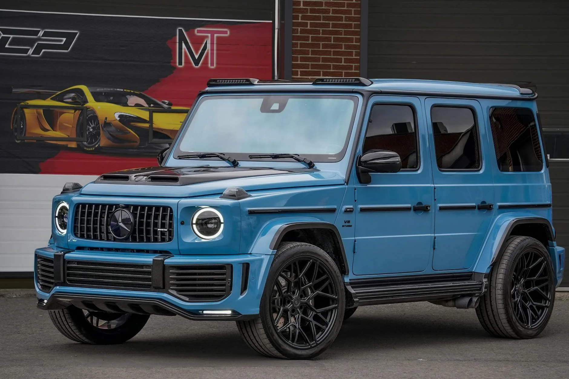 Niebieski Mercedes GLC zaparkowany na zewnątrz, widok z boku