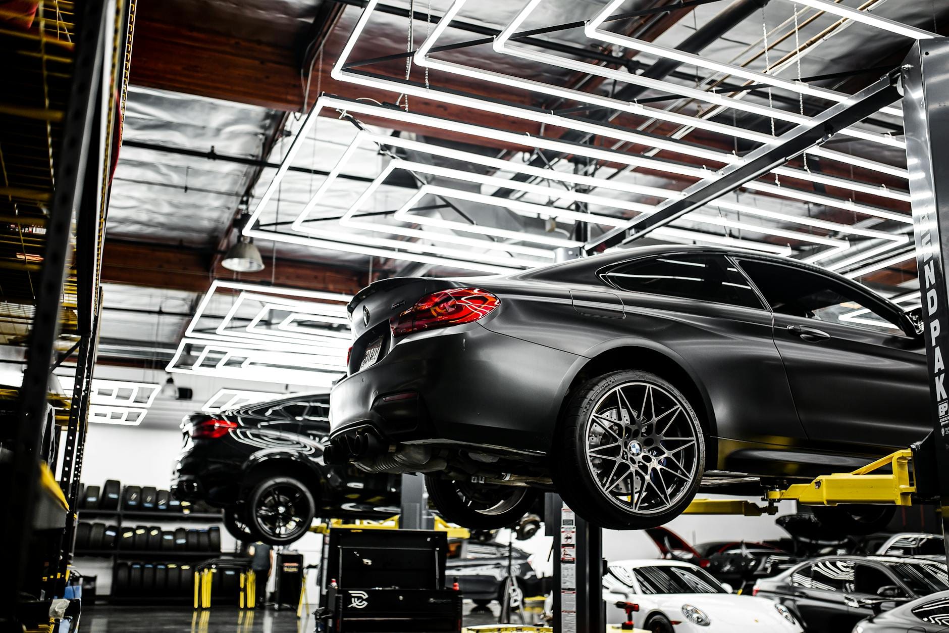 Nowoczesny serwis samochodowy z autami na podnośnikach