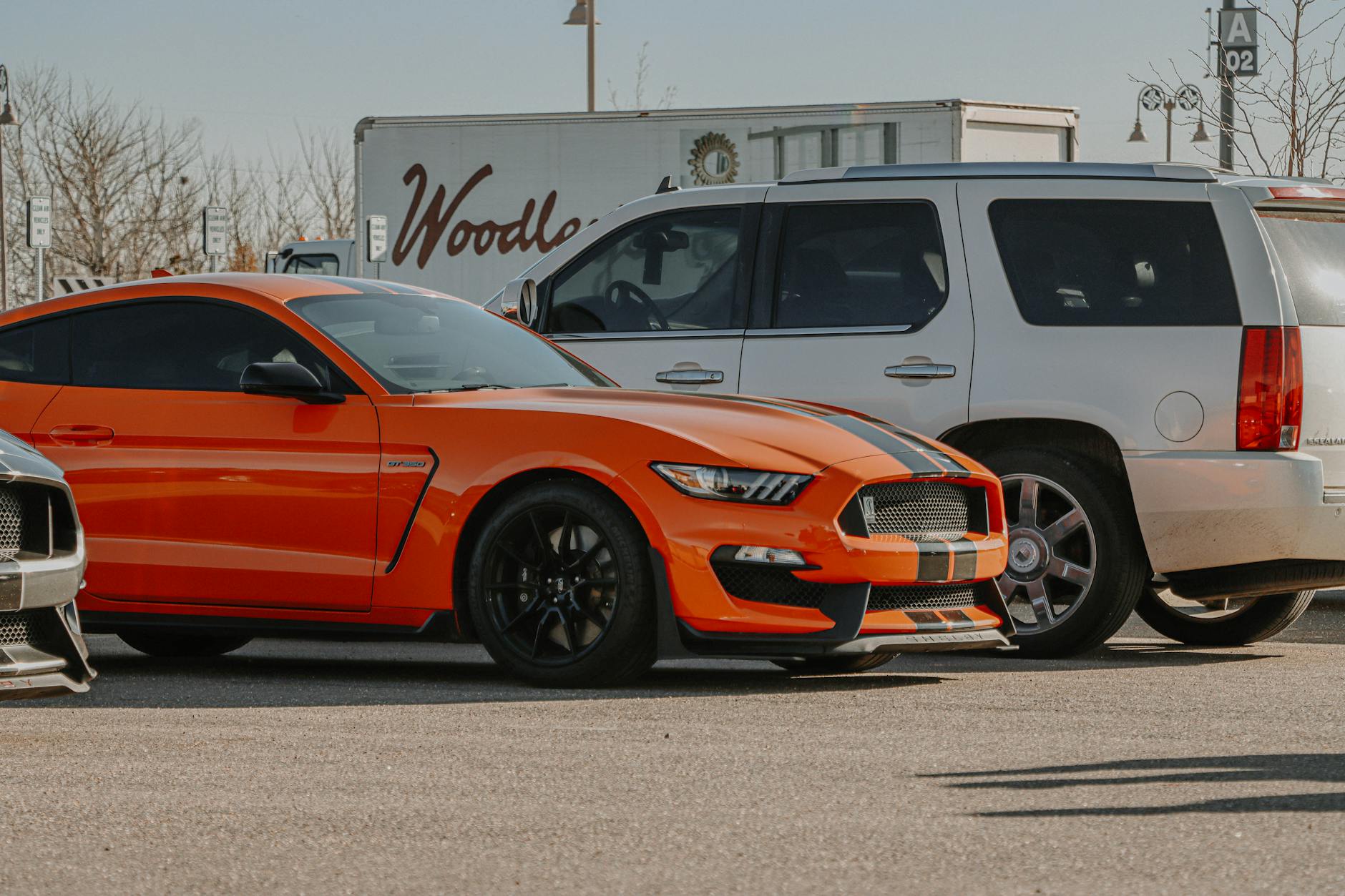 Pomarańczowy Ford Mustang sportowy zaparkowany na ulicy w Denver