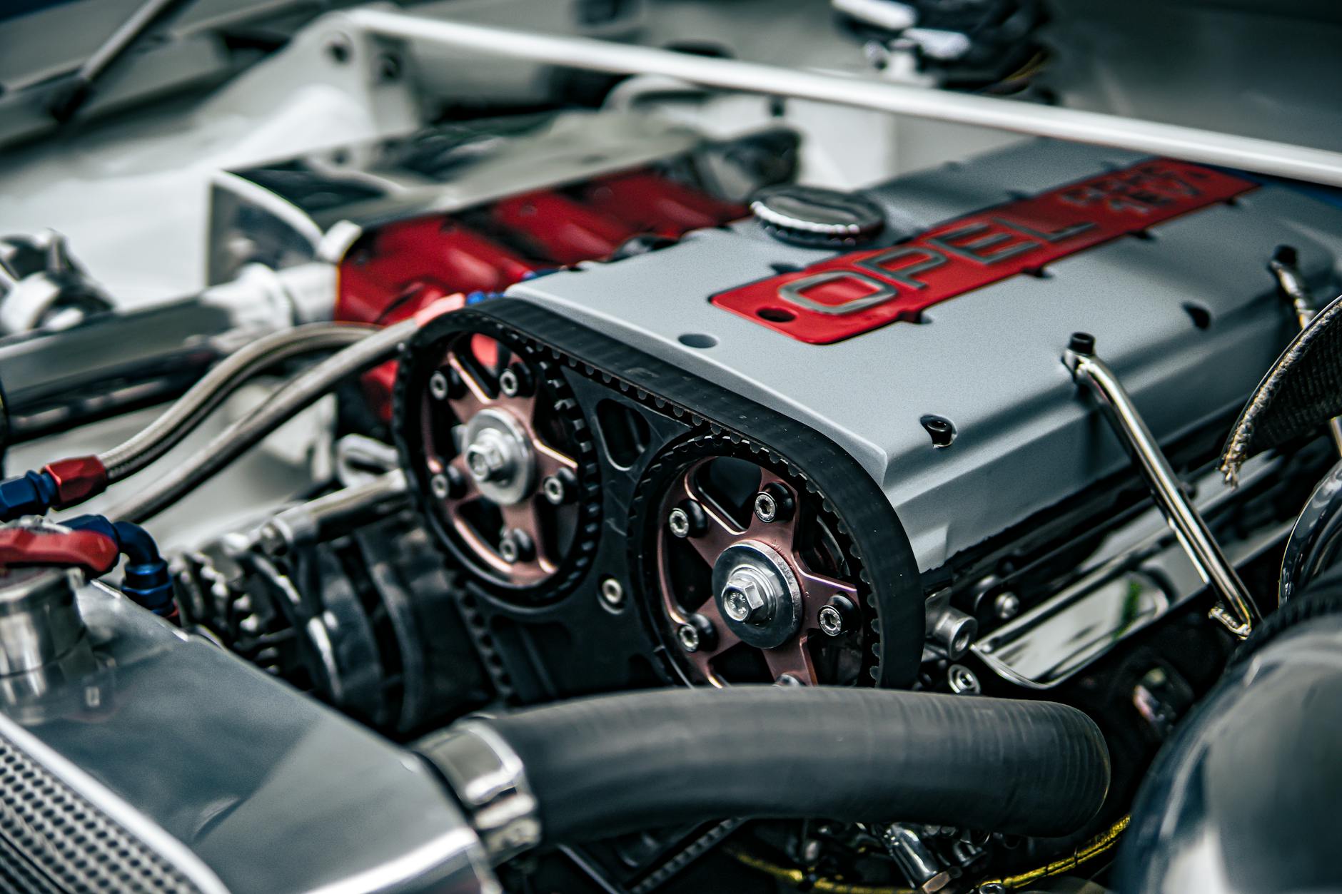 Zbliżenie na wnętrze silnika samochodowego z widocznym rozrządem