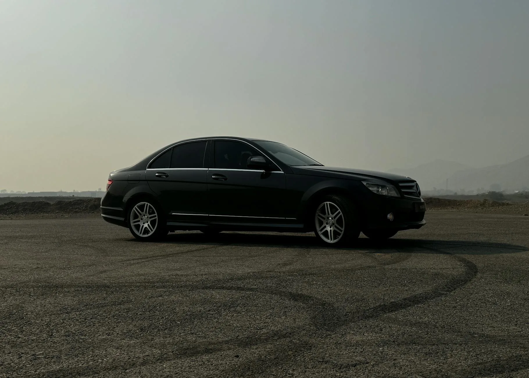 Czarny luksusowy Cadillac zaparkowany na pustej wiejskiej drodze