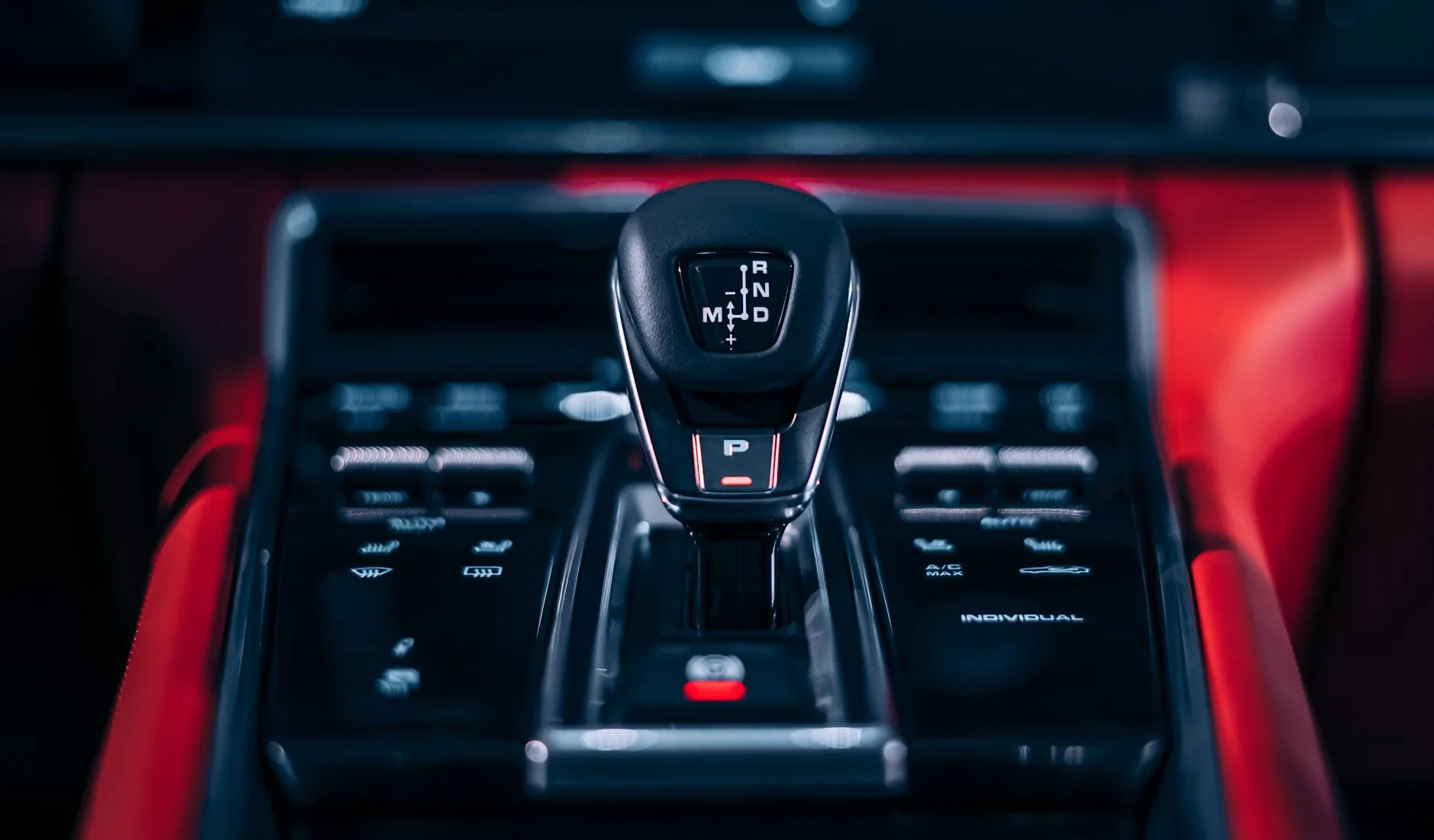 Dźwignia automatycznej skrzyni biegów w nowoczesnym wnętrzu Citroëna Dźwignia automatycznej skrzyni biegów w nowoczesnym wnętrzu Citroëna