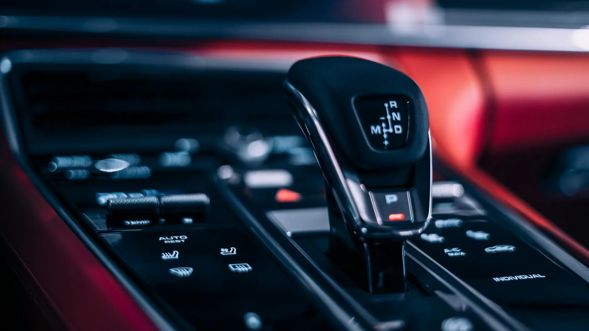 Dźwignia automatycznej skrzyni biegów w nowoczesnym wnętrzu auta