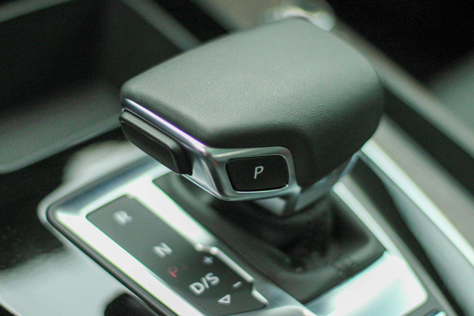 Dźwignia automatycznej skrzyni biegów w nowoczesnym wnętrzu Citroëna