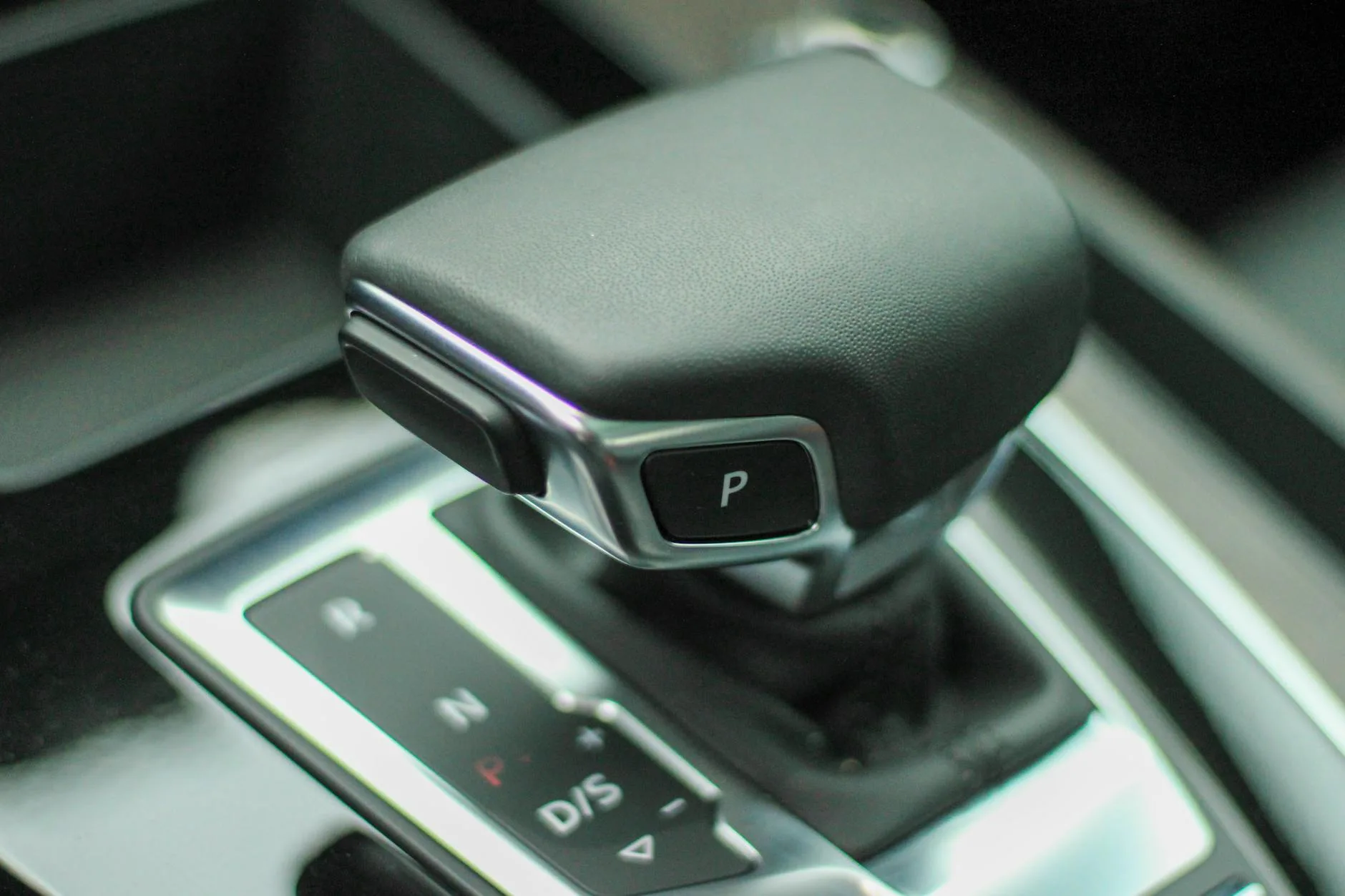 Dźwignia automatycznej skrzyni biegów w nowoczesnym wnętrzu Citroëna