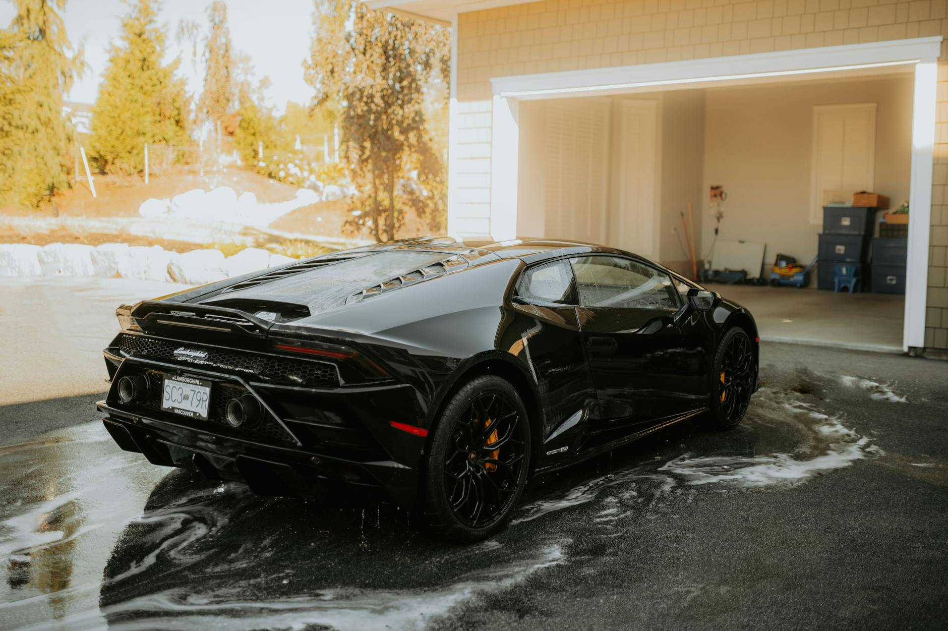 Mycie żółtego sportowego auta klasy premium na słońcu