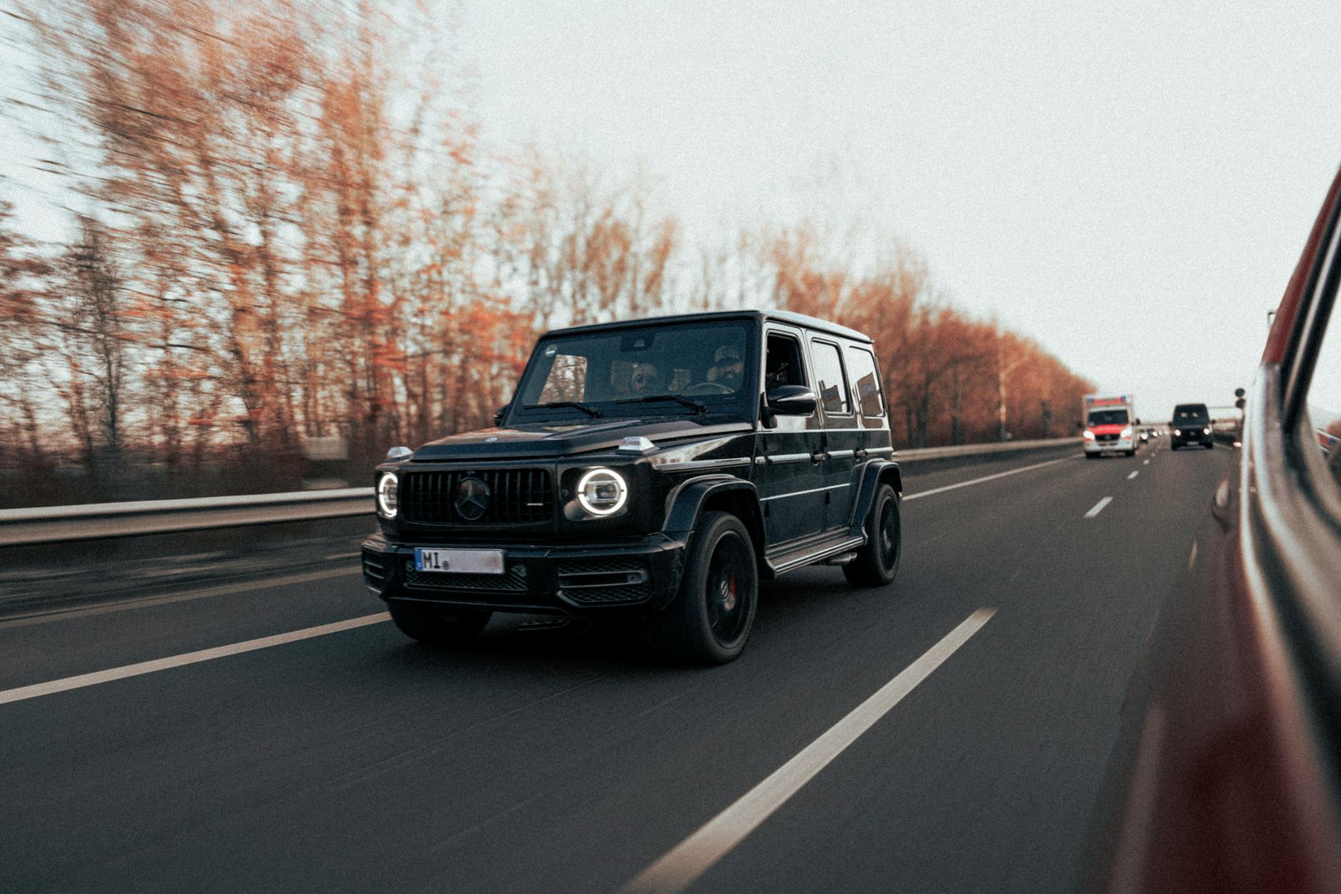 Czarna Skoda Kodiaq jedzie autostradą w Niemczech jesienią