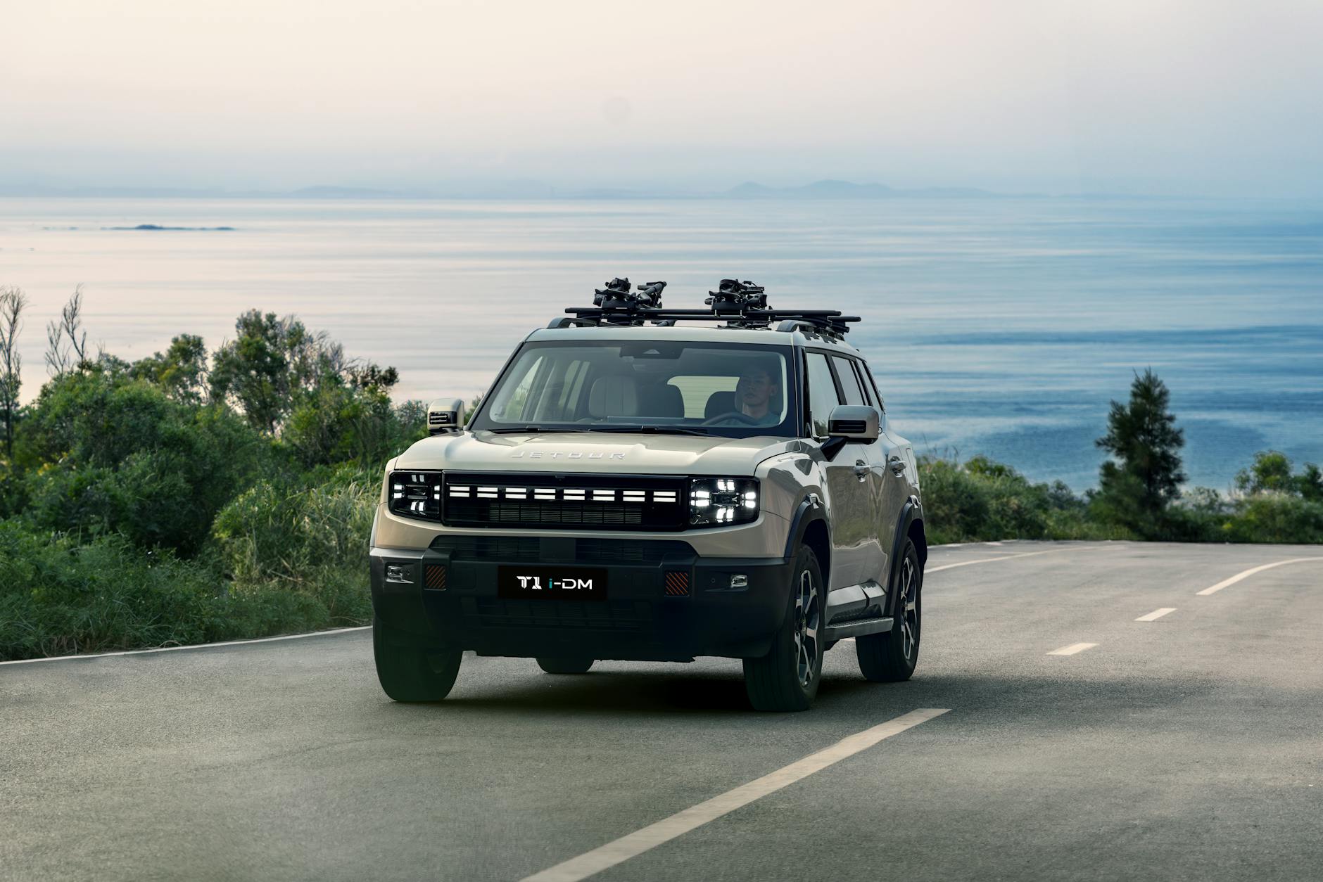 Skoda Kodiaq jedzie malowniczą nadmorską drogą