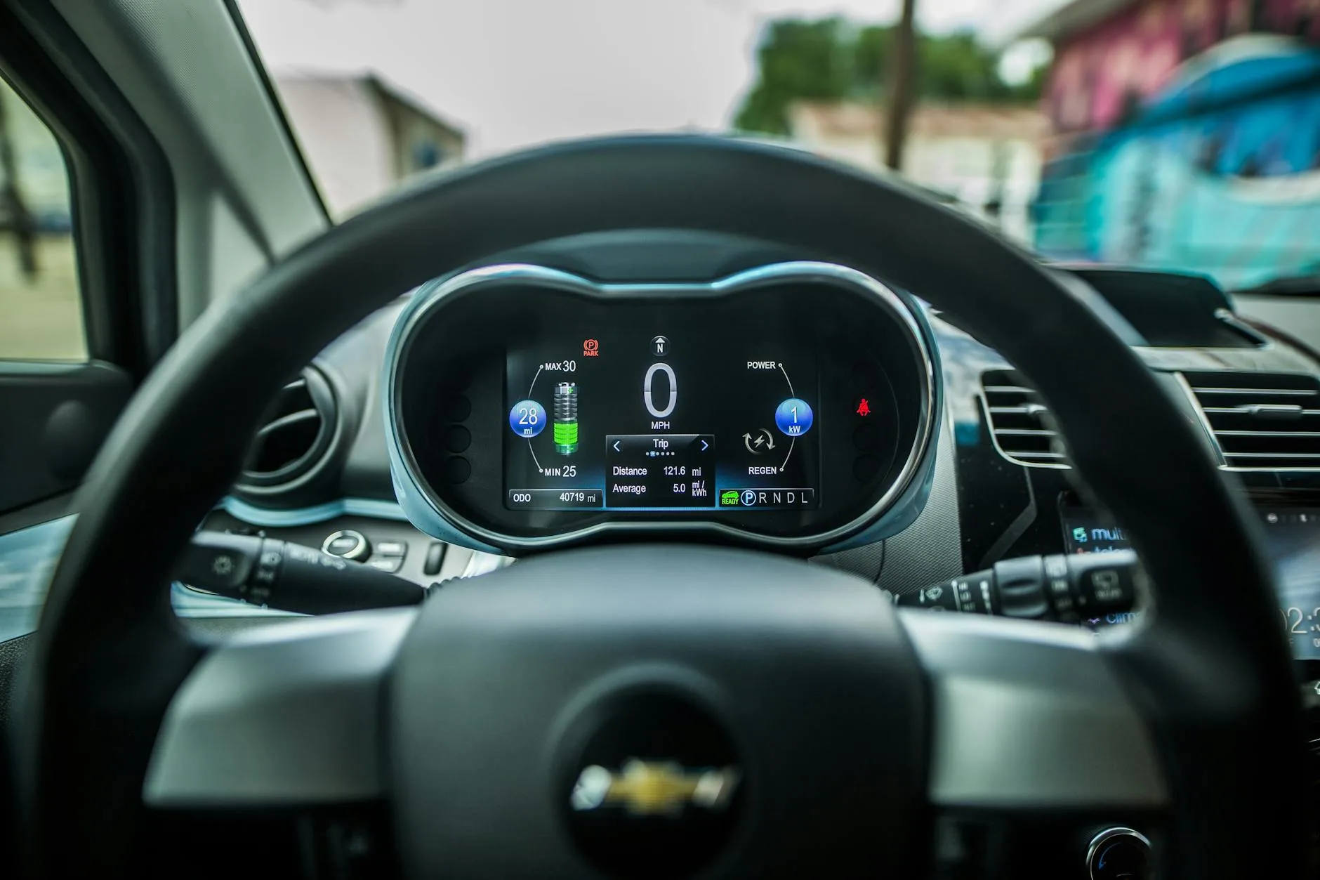 Jak czytać dane o zużyciu energii w BYD: różnice między komputerem a realnym pomiarem Wnętrze BYD z cyfrowym ekranem komputera pokładowego