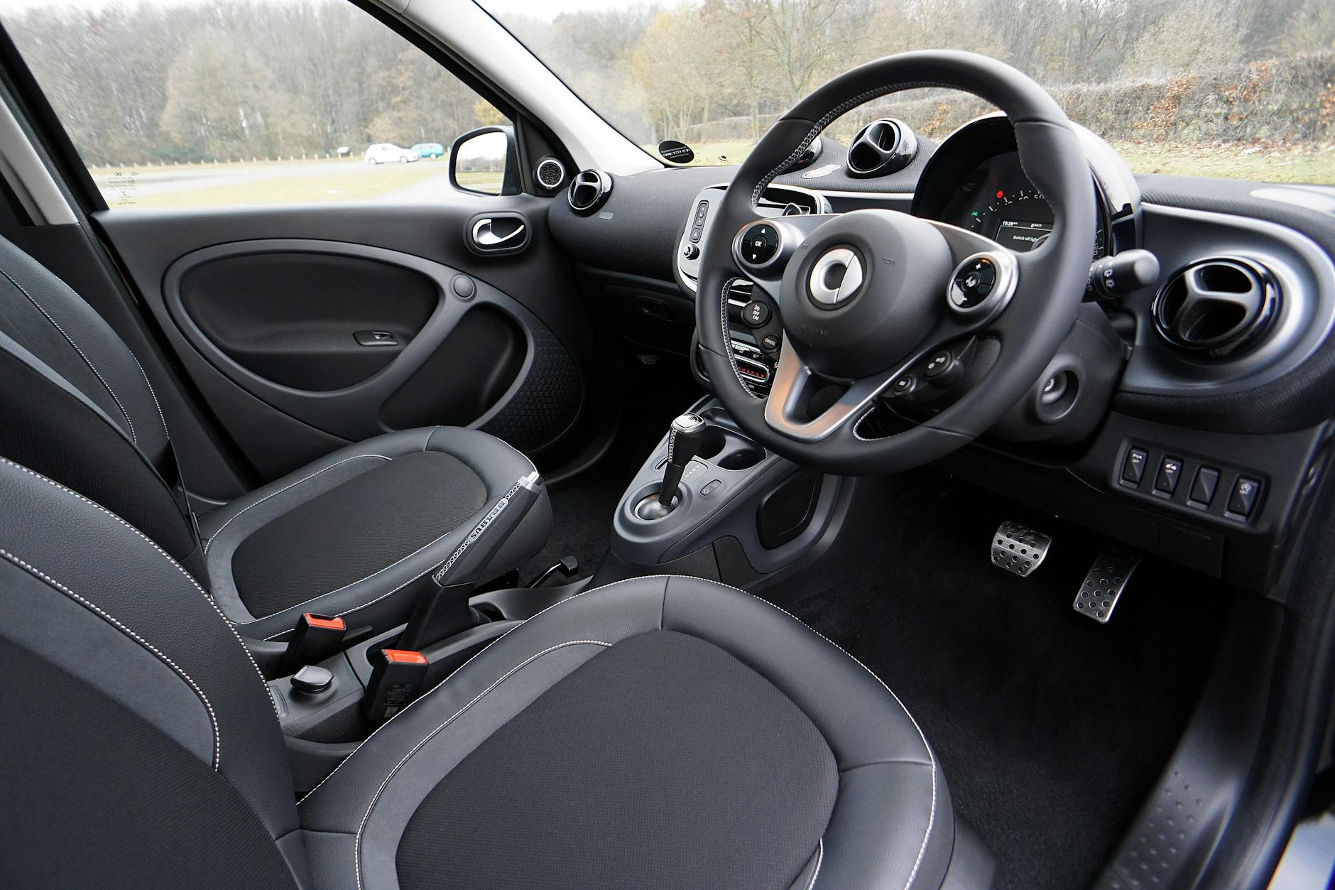 Wnętrze Subaru z skórzanymi fotelami i nowoczesną elektroniką