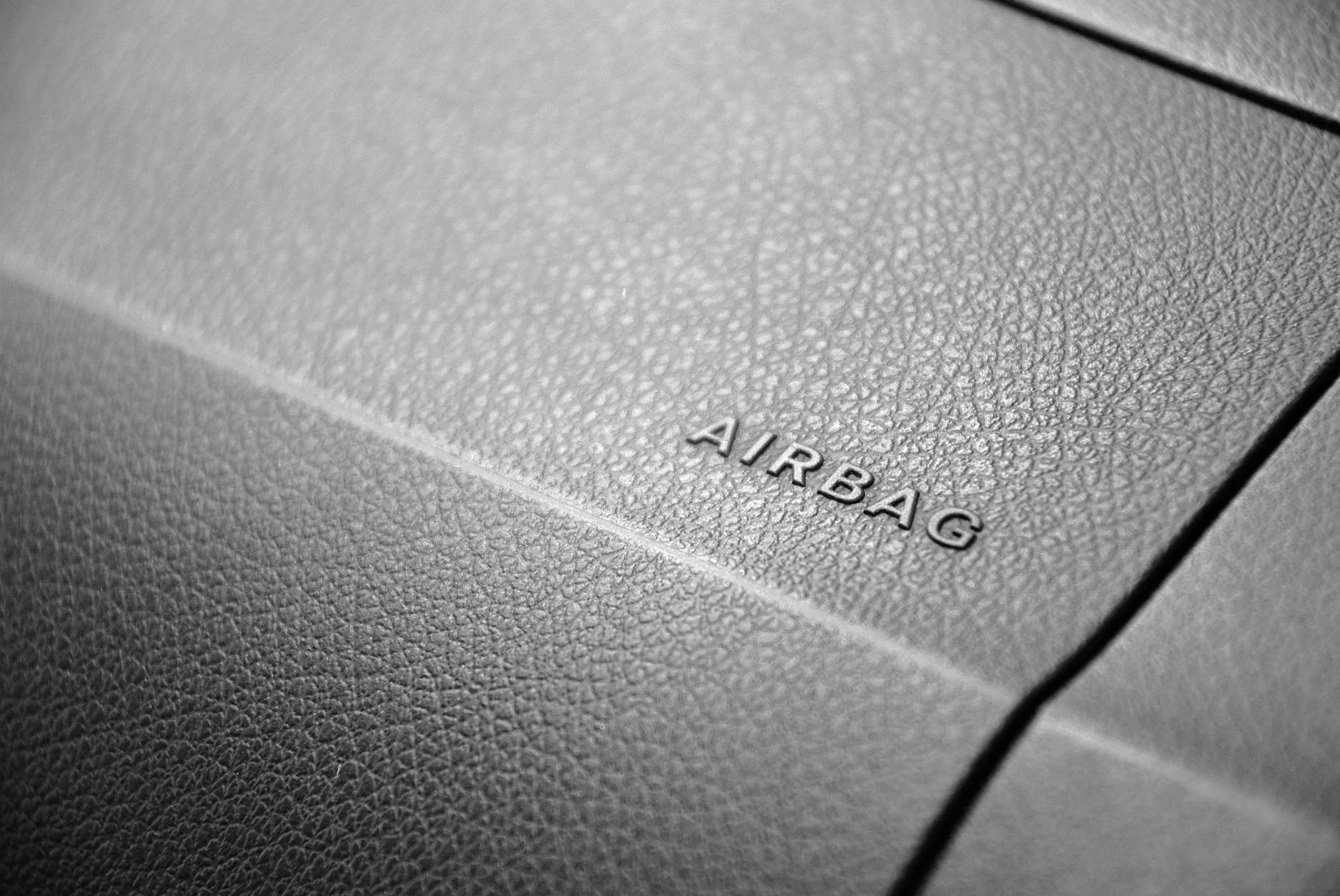 Subaru EyeSight w praktyce: jak działają asystenci i co potrafią w polskich warunkach Zbliżenie na skórzany napis airbag na desce rozdzielczej Subaru
