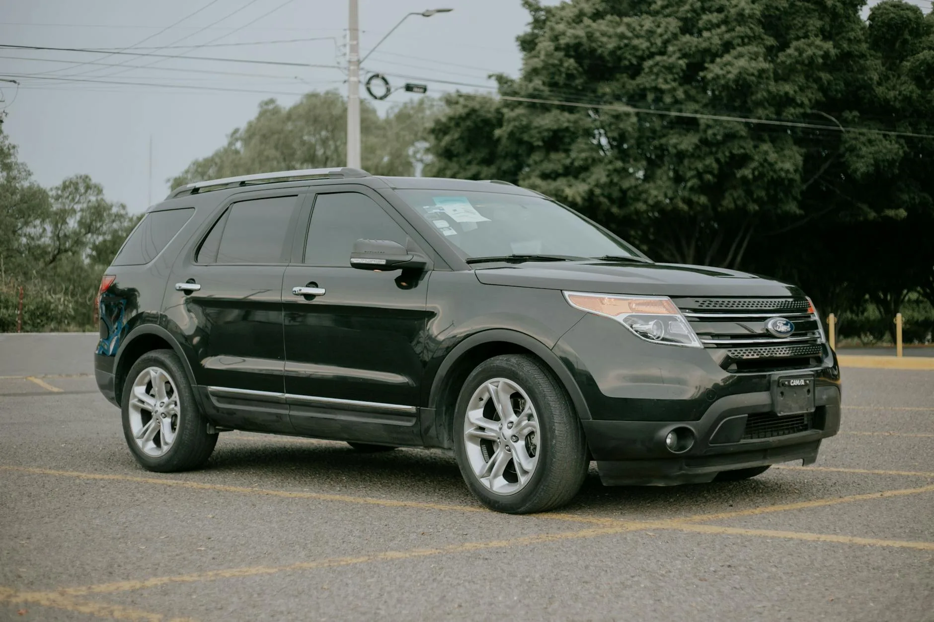 Czarny SUV Volvo zaparkowany na pustym, przestronnym parkingu