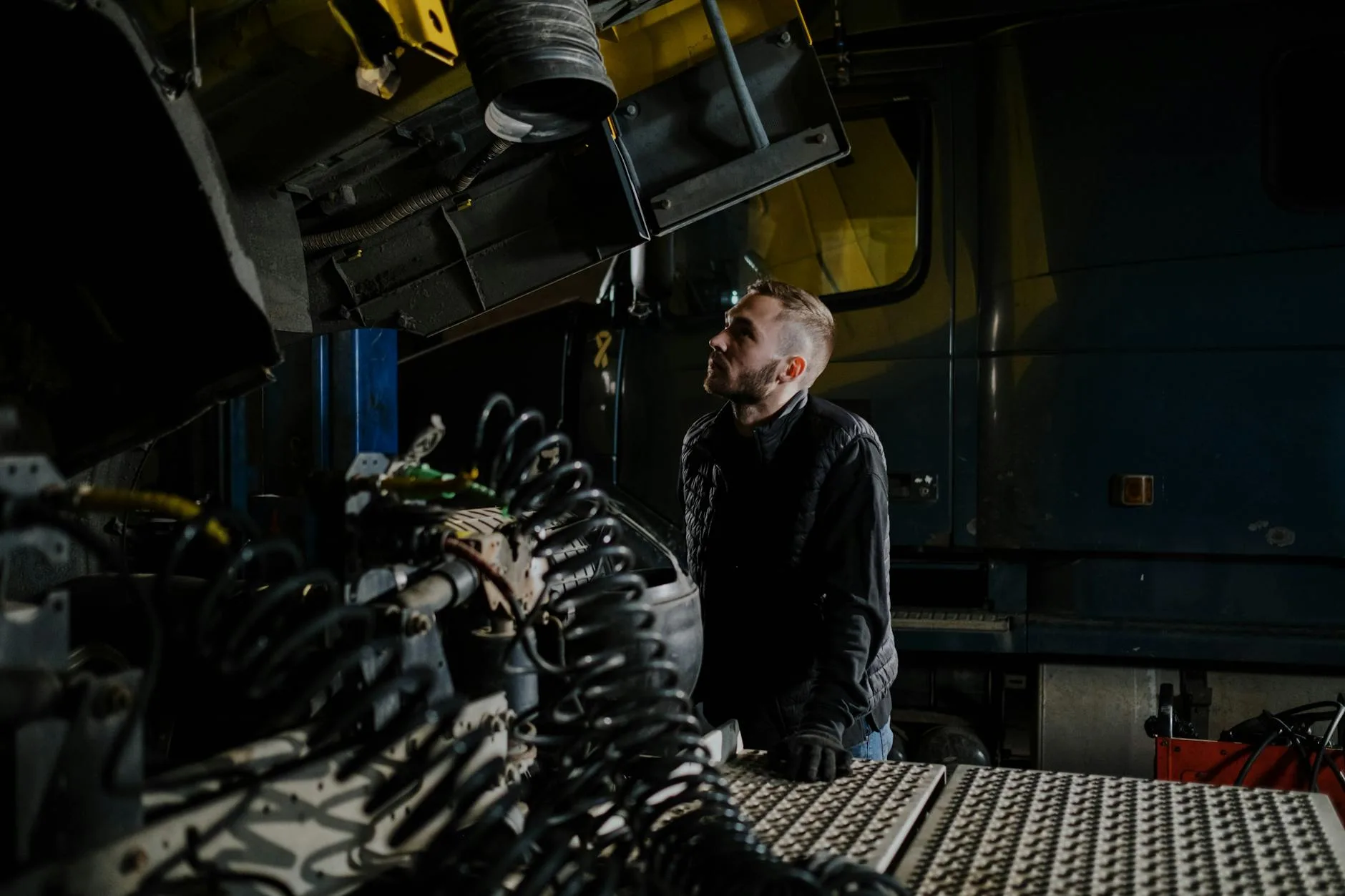 Czy warto kupić Volvo z silnikiem 2.0 D4? Plusy, minusy i co sprawdzić na oględzinach Mechanik ciężarówek dokładnie ogląda silnik w warsztacie