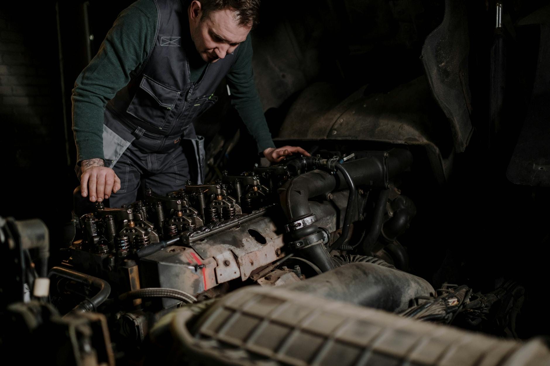 Mechanik w warsztacie sprawdza silnik diesla w samochodzie Volvo
