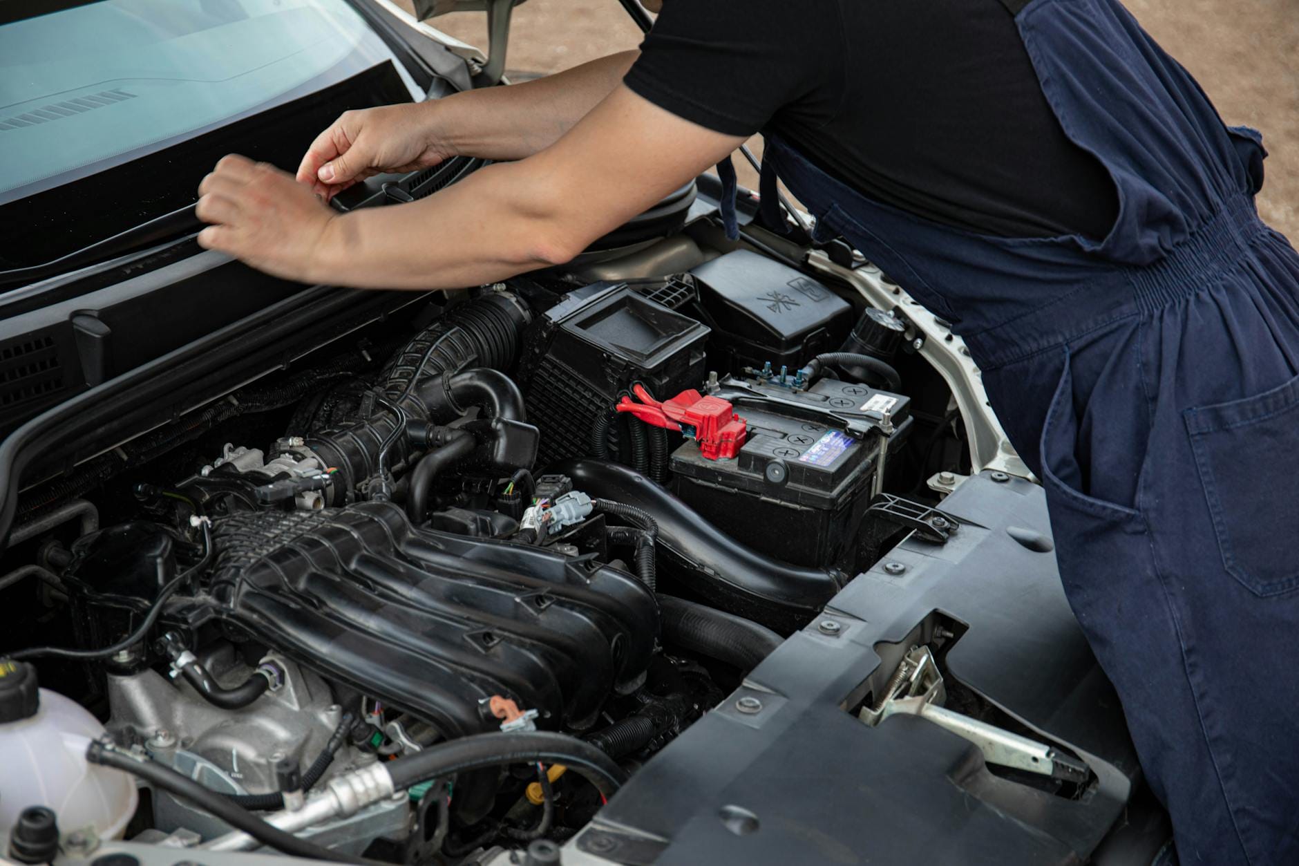 Mechanik wykonuje przegląd silnika Changana na zewnątrz za dnia