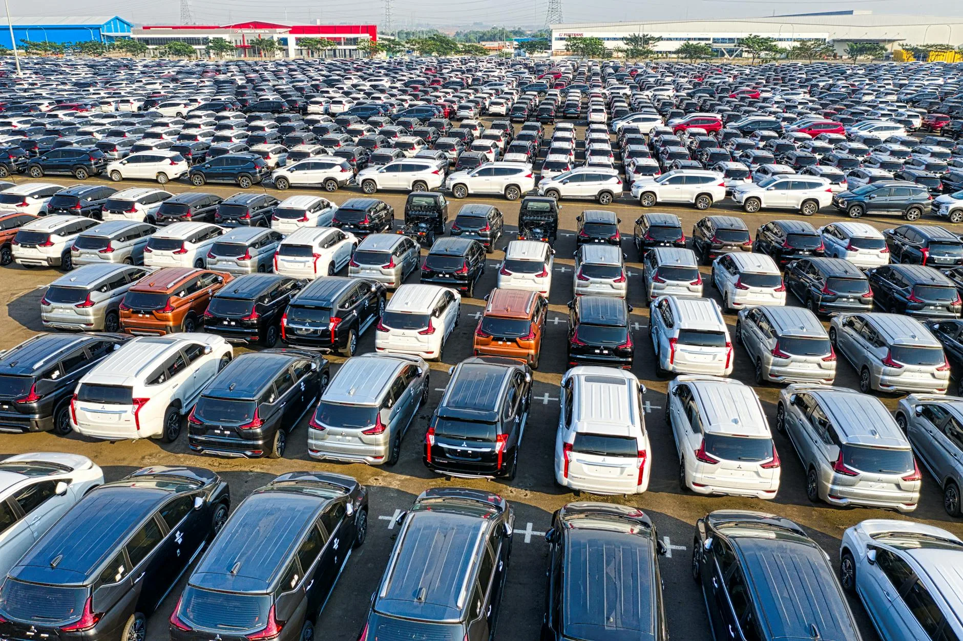Geely i Volvo: co je naprawdę łączy i czy to ma znaczenie dla kierowcy? Nowe samochody ustawione w rzędach na parkingu z lotu ptaka