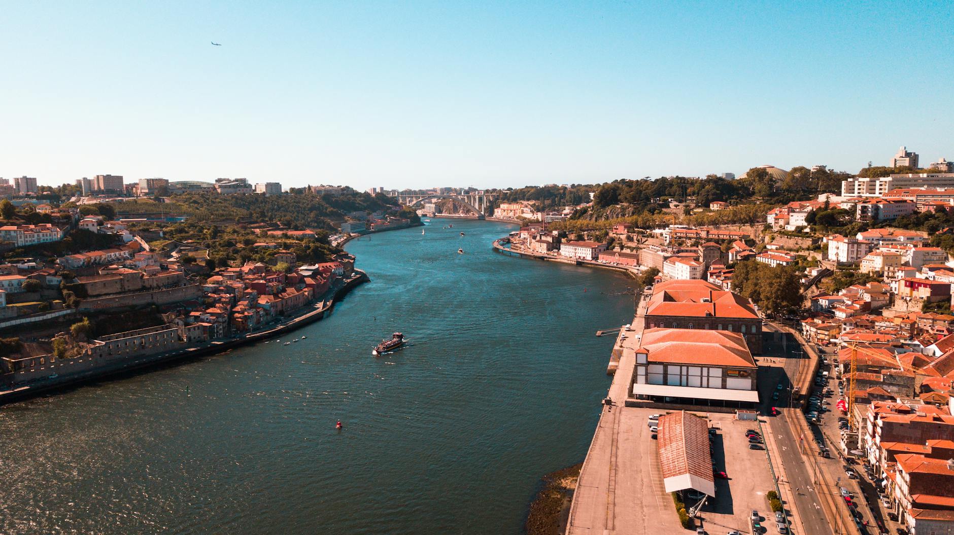Weekend w Porto: gotowy plan zwiedzania, lokalne smaki i mniej znane punkty widokowe Panorama Porto z lotu ptaka z rzeką Duero w słoneczny dzień