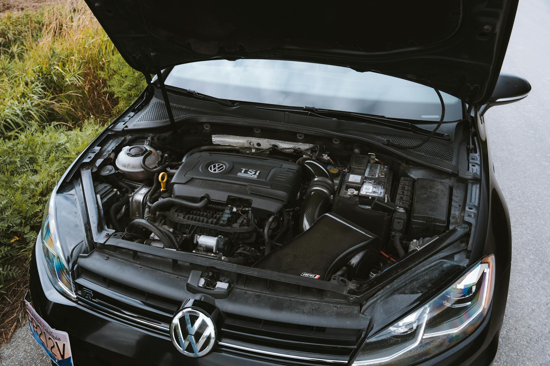 Zbliżenie na silnik Volkswagena pod otwartą maską auta