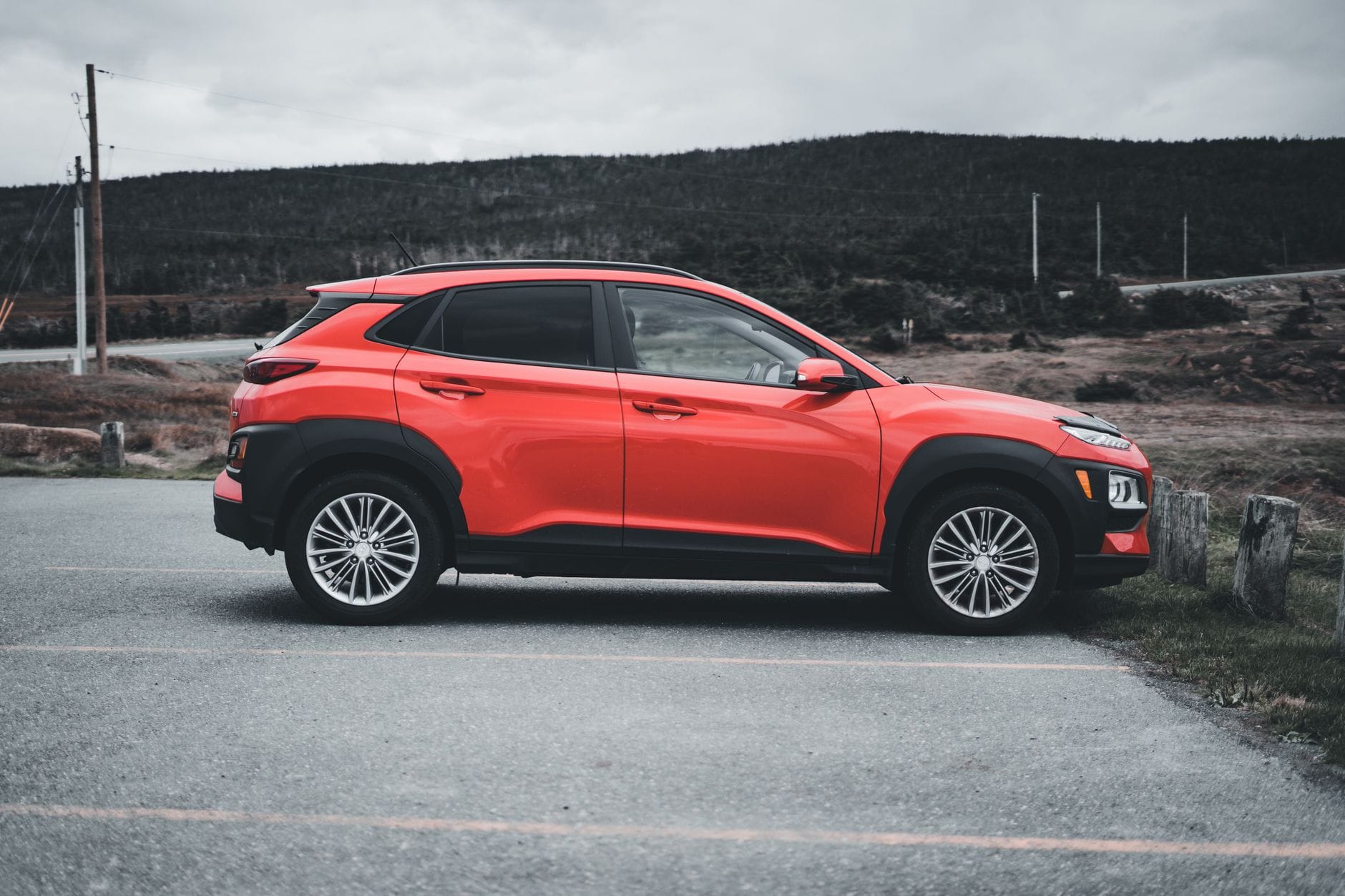 Czerwony Nissan Juke 1.0 DIG-T zaparkowany na zewnątrz w pochmurny dzień