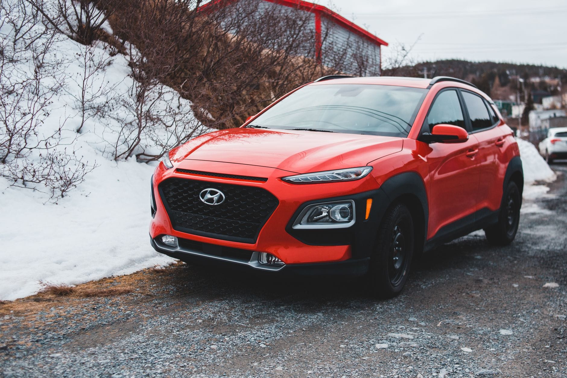 Czerwony SUV Hyundai zaparkowany na zaśnieżonej ulicy