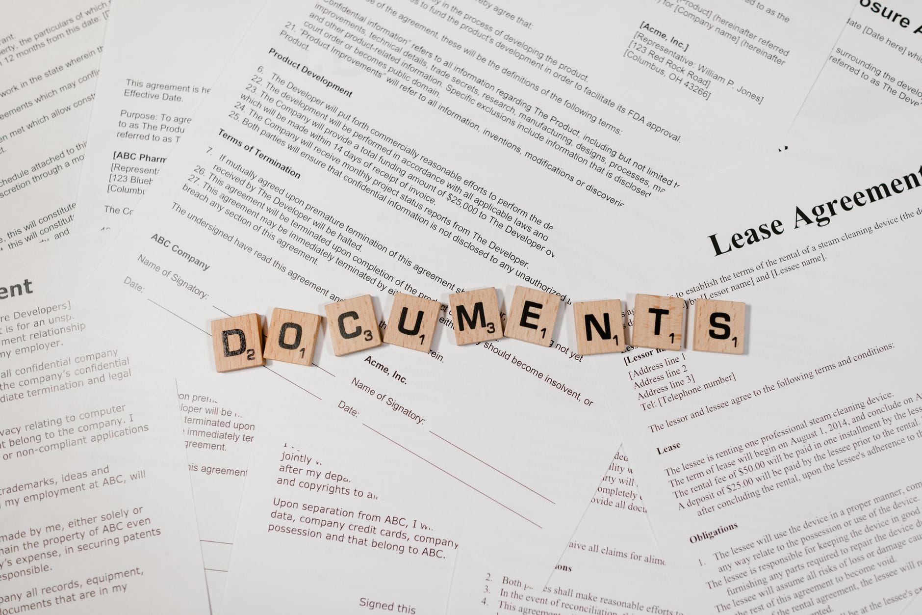 Napis documents z klocków na stosie umów leasingu Mazdy