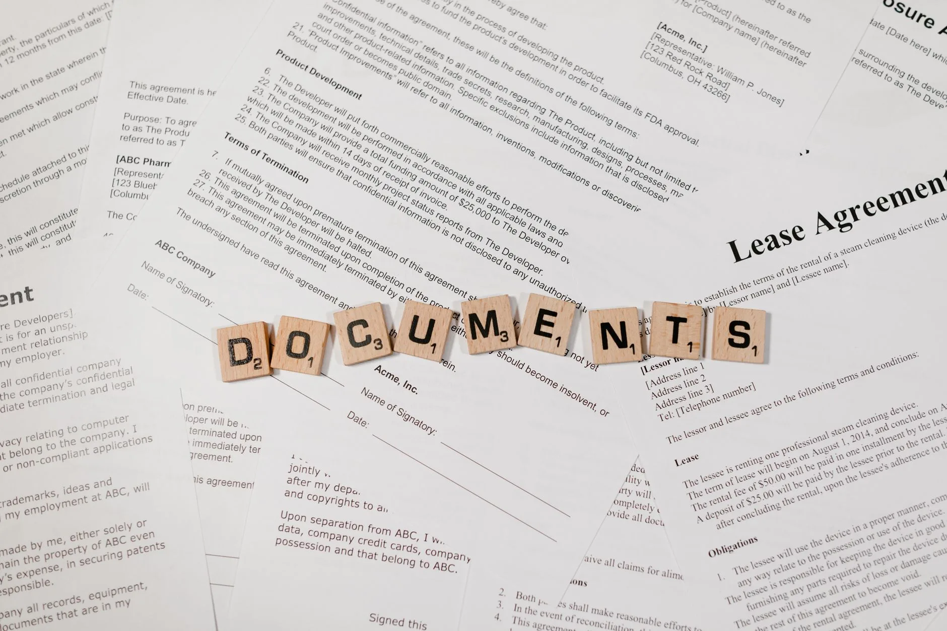 Napis documents z klocków na stosie umów leasingu Mazdy