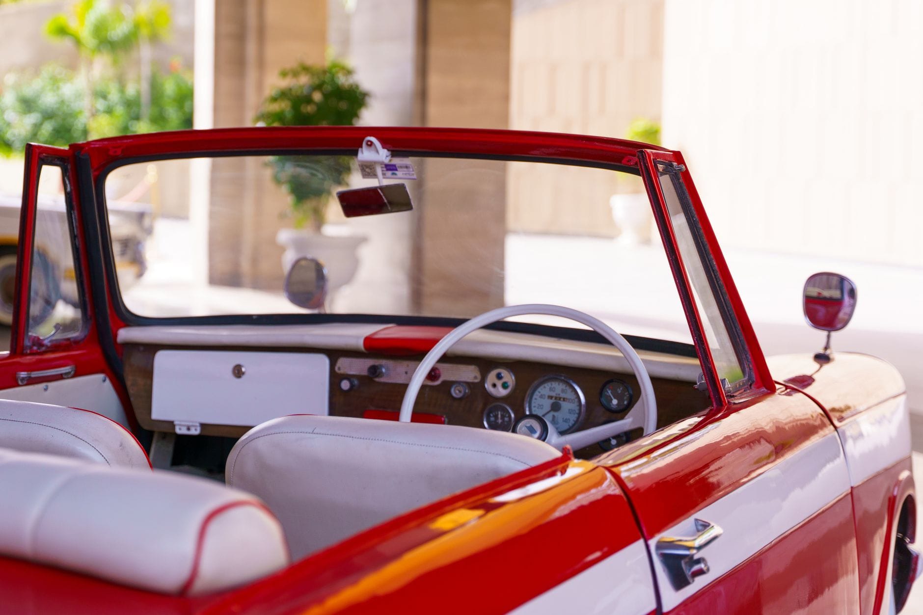 Wnętrze czerwonej Mazdy MX-5 kabriolet z klasyczną deską rozdzielczą