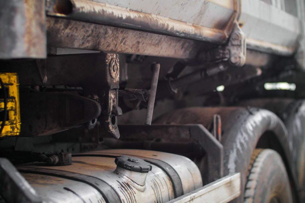 Oś skrętna w naczepie. Rozwiązanie, które kochają kierowcy w miastach i którego boi się połowa mechaników