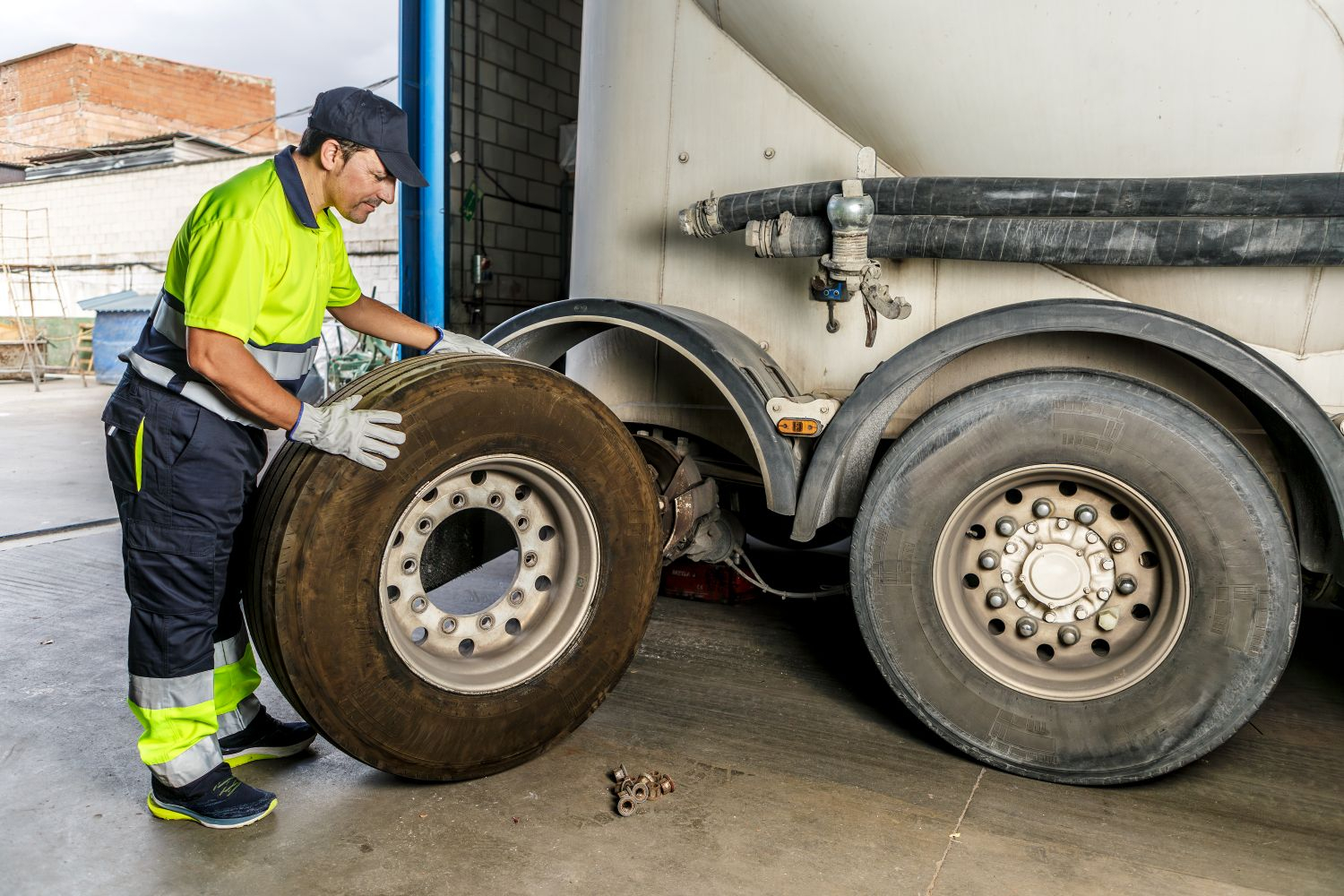 Oś skrętna w naczepie. Rozwiązanie, które kochają kierowcy w miastach i którego boi się połowa mechaników