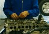 Chevrolet Cruze 2.0 VCDi: problemy z wtryskami, turbina i realne koszty eksploatacji Mechanik naprawiający silnik Chevroleta Cruze w warsztacie