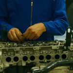 Chevrolet Cruze 2.0 VCDi: problemy z wtryskami, turbina i realne koszty eksploatacji Mechanik naprawiający silnik Chevroleta Cruze w warsztacie