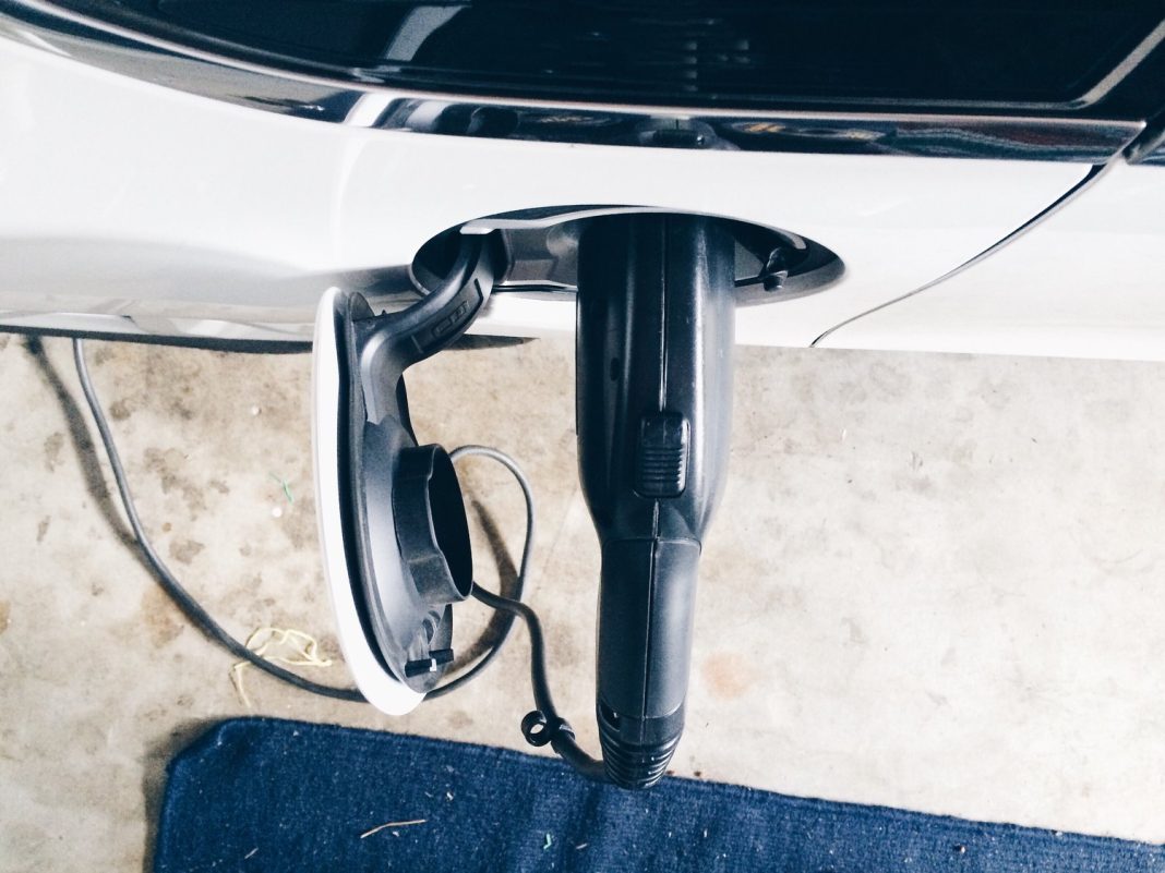 Zakup na lata albo oszczędność, której żałuje się po roku - kabel do ładowania auta elektrycznego