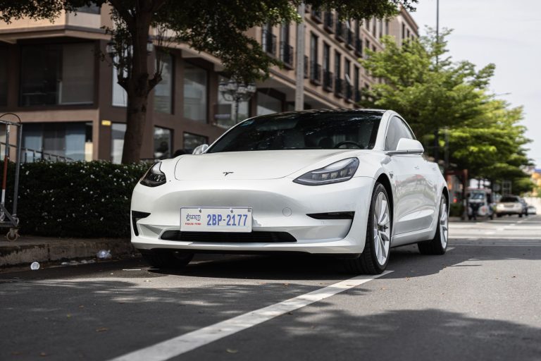 Autopilot Tesla w Polsce: co potrafi wersja standardowa, EAP i FSD w naszych realiach?