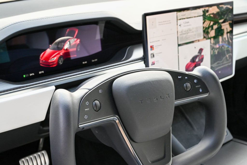 Autopilot Tesla w Polsce: co potrafi wersja standardowa, EAP i FSD w naszych realiach?
