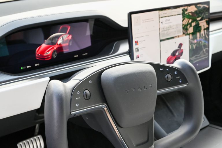 Autopilot Tesla w Polsce: co potrafi wersja standardowa, EAP i FSD w naszych realiach?