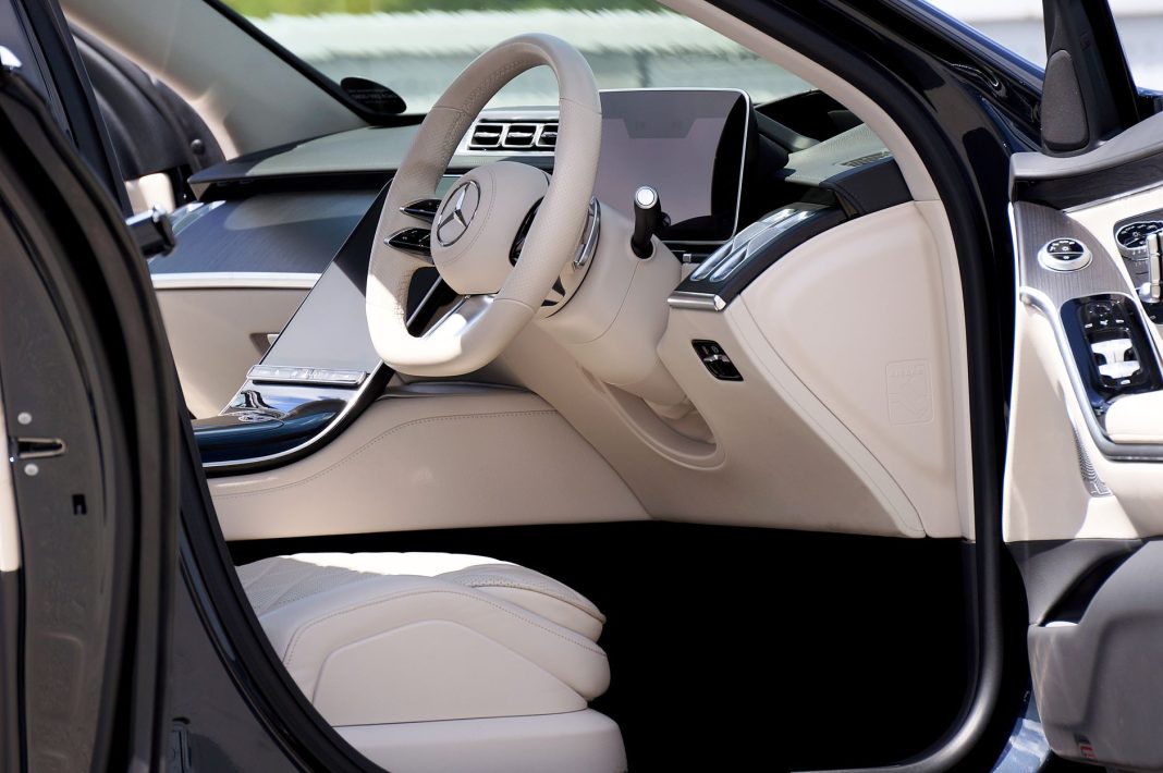 Luksusowe, nowoczesne wnętrze samochodu klasy premium z eleganckimi detalami Luksusowe, nowoczesne wnętrze samochodu klasy premium z eleganckimi detalami
