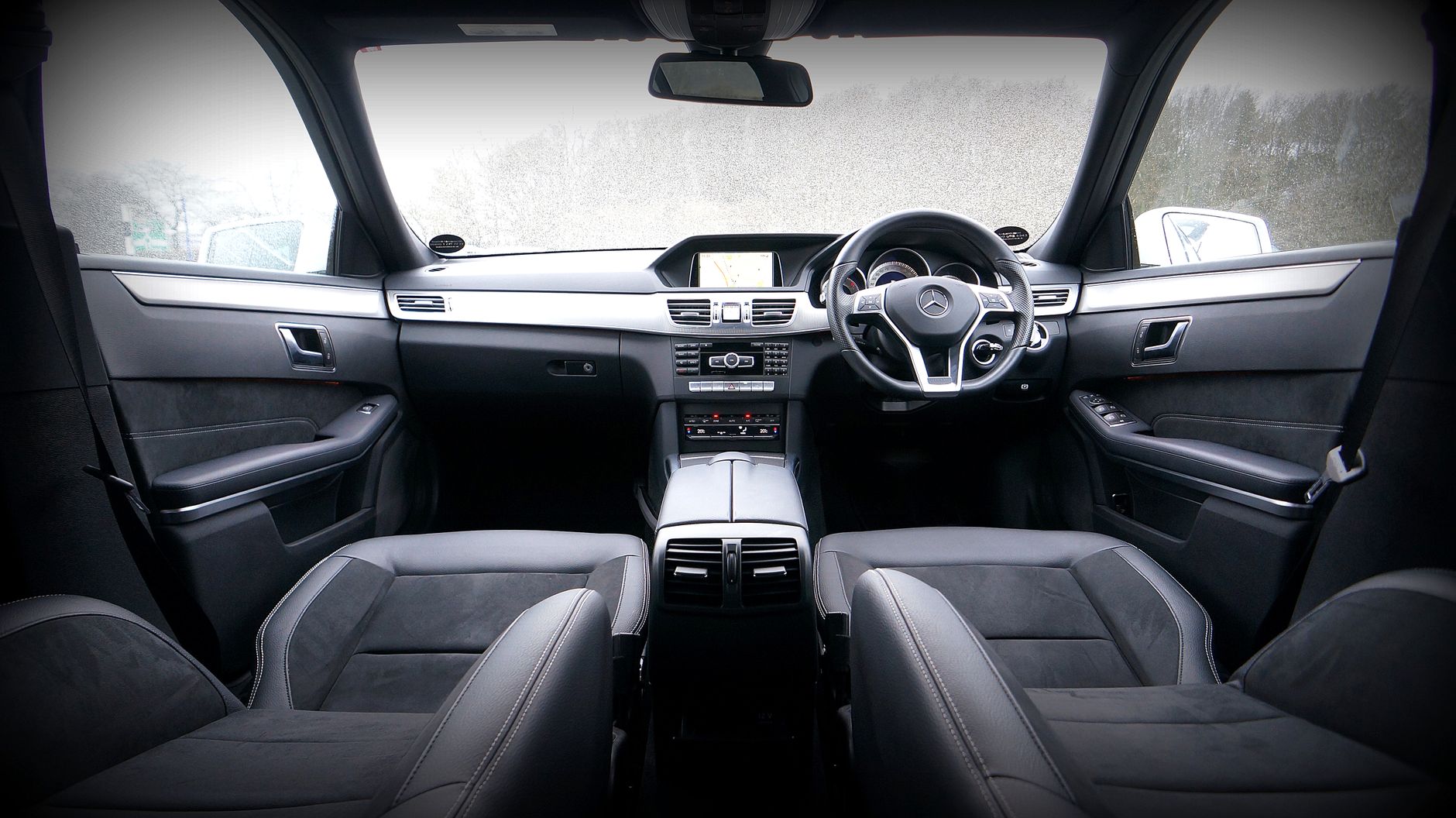 Luksusowe wnętrze nowoczesnego Citroëna z deską i skórzanymi fotelami